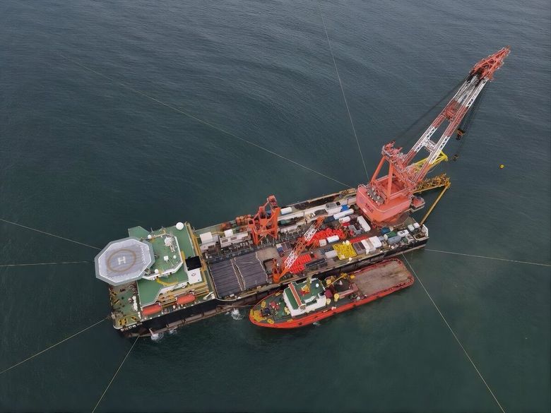 Offshore vessel and barge support